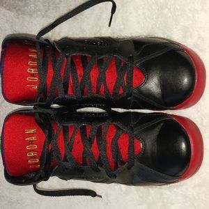 Air Jordan 7 Retro BG size 7y blk and red